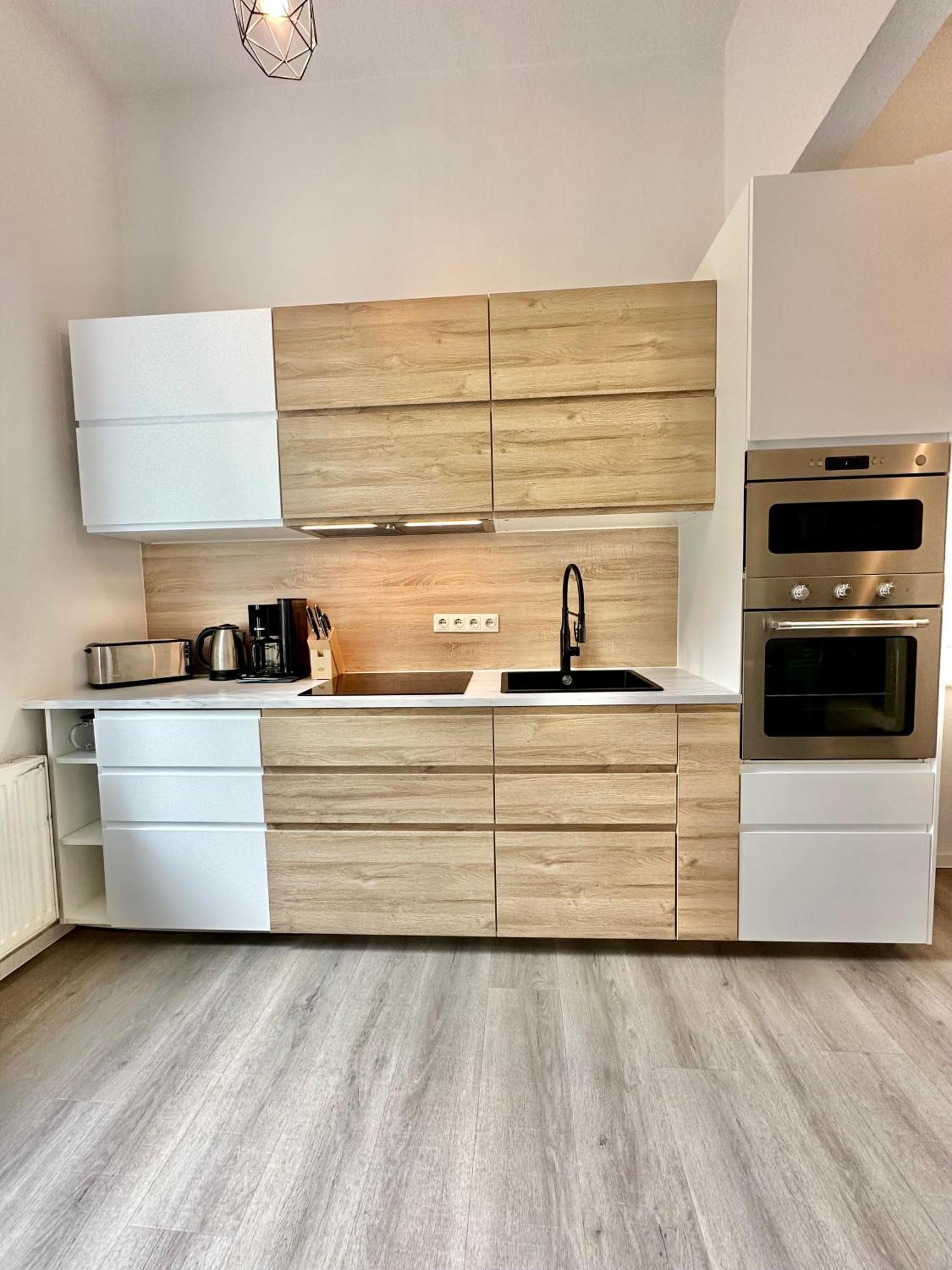 Erholsame City-erdgeschosswohnung Mit Veranda, Grill Und Parkplatz D46eg Oldenburg